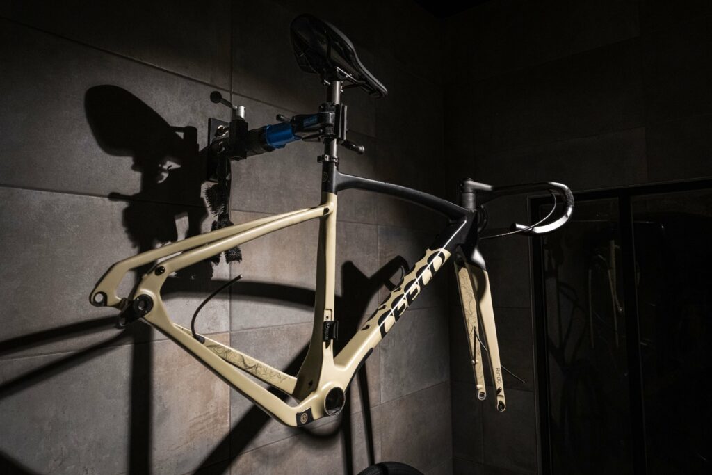 Cadre gravel CEEPO Rindo sur le pied d’atelier avant montage à la carte