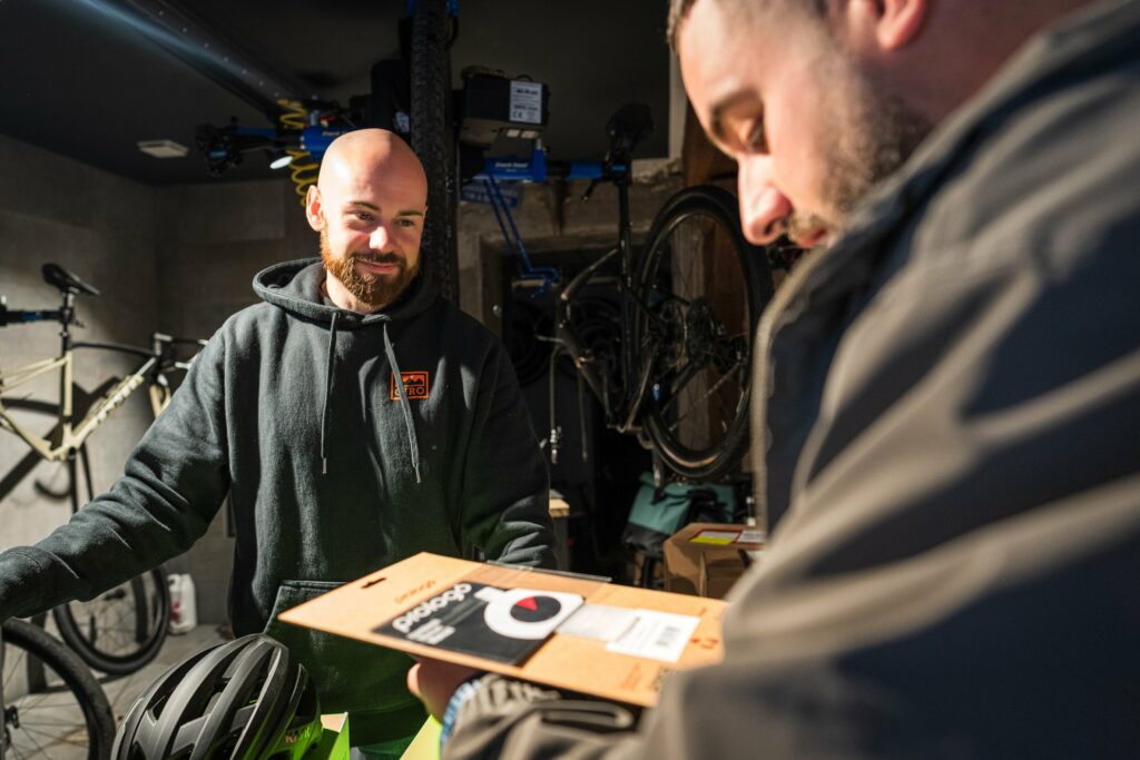Valentin conseille un client avant un montage vélo à la carte à La Vélocisterie