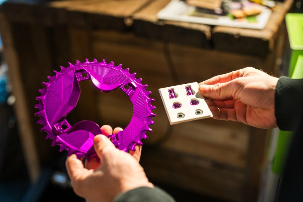Plateau mono violet et sa visserie, composants choisis pour un montage à la carte