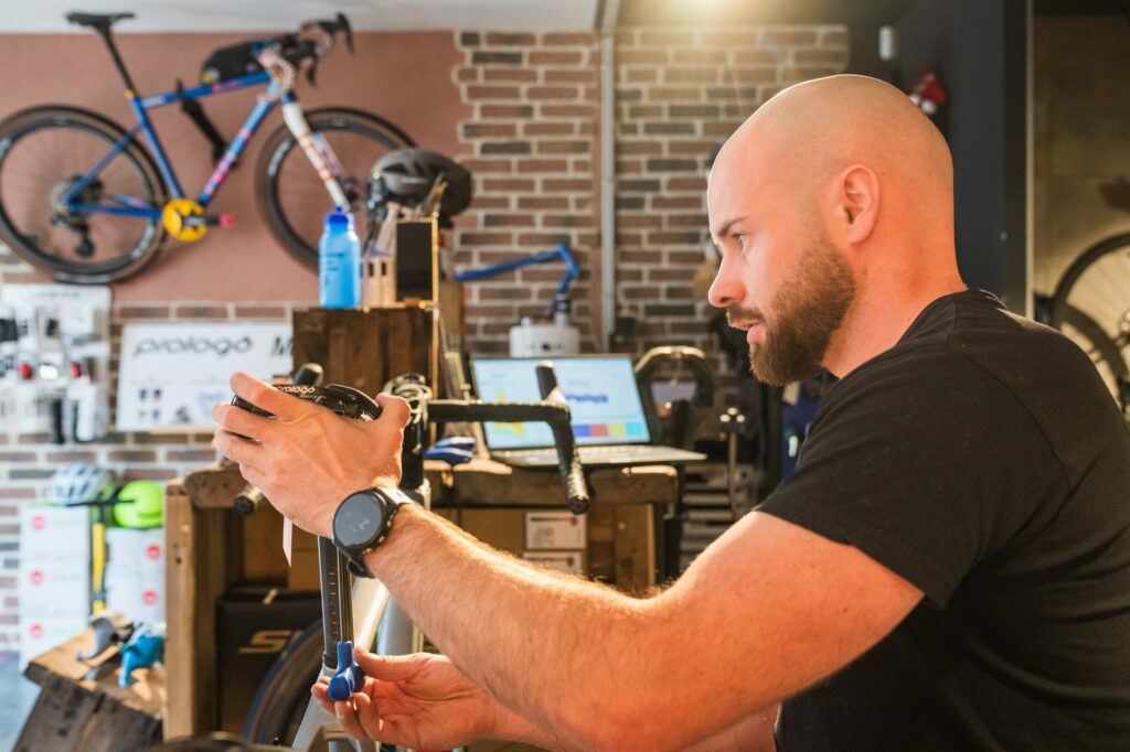 Valentin règle la selle Prologo à l’atelier de La Vélocisterie