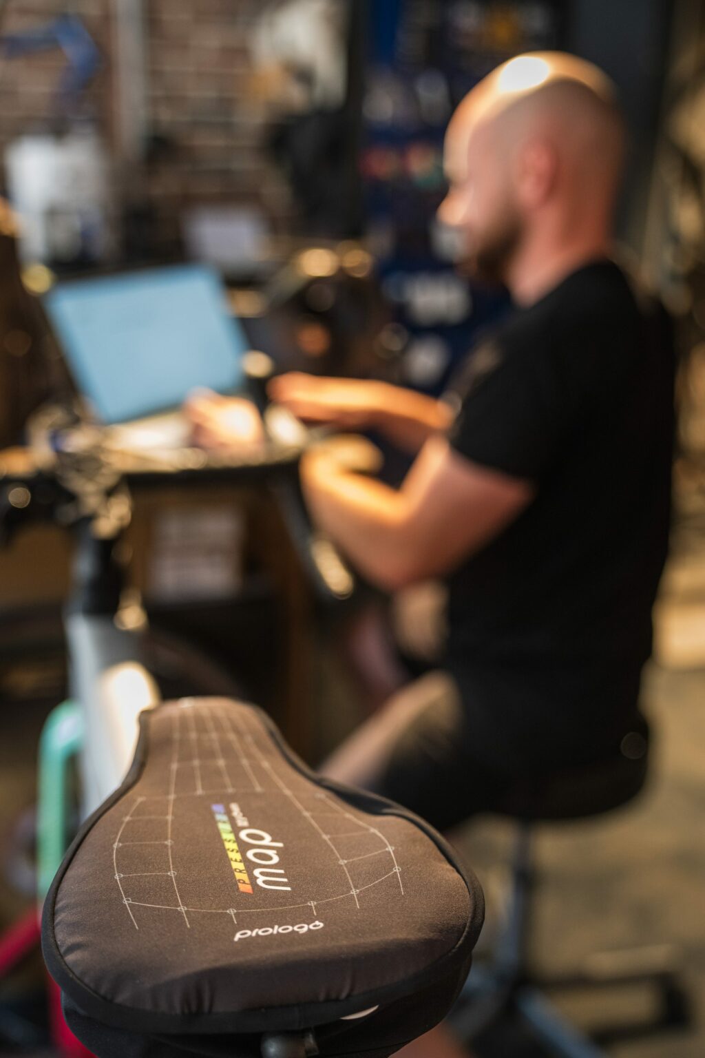 Tapis à capteurs Prologo MyOwn posé sur la selle du vélo